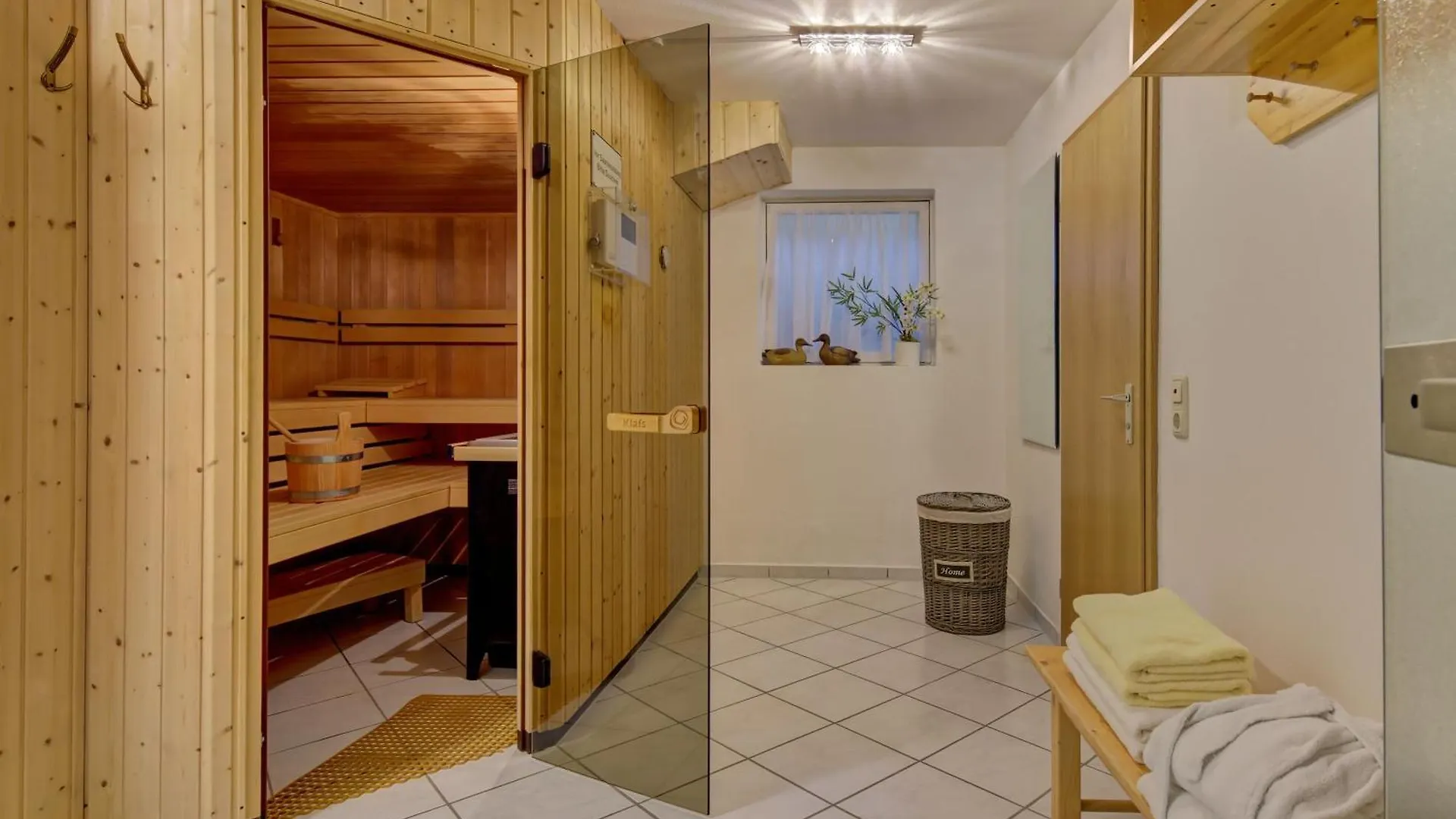 Private Wohnung Mit Balkon Aussicht Auf Den Wald シュピーゲラウ ドイツ