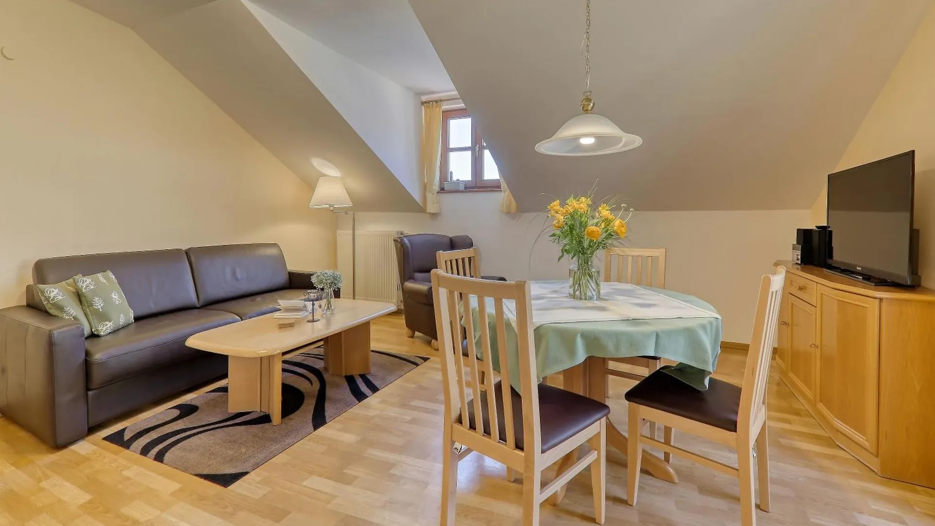 Private Wohnung Mit Balkon Aussicht Auf Den Wald シュピーゲラウ